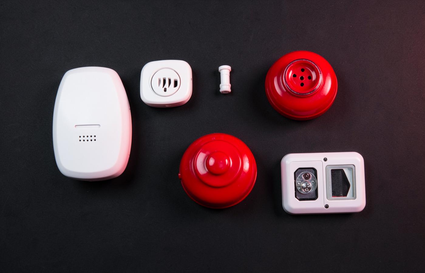 Perlengkapan fire alarm: smoke detector, heat detector, alarm bell, horn strobe, dan manual call point